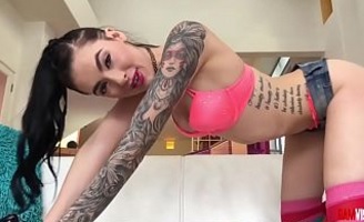 Joven con tatuajes pide sexo anal a través de la webcam