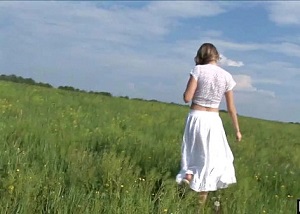 Joven rubia pasea a solas por el campo y se masturba