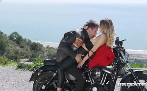 Natalia Starr pasa de un rodaje por echar un polvo en una moto